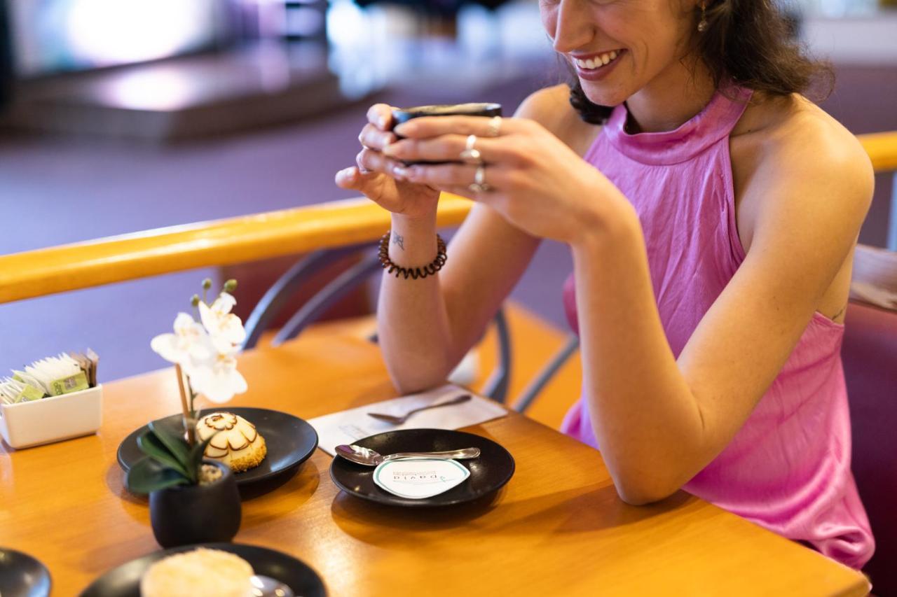 David Dead Sea Resort & Spa Én-Bokek Kültér fotó A woman drinking green tea