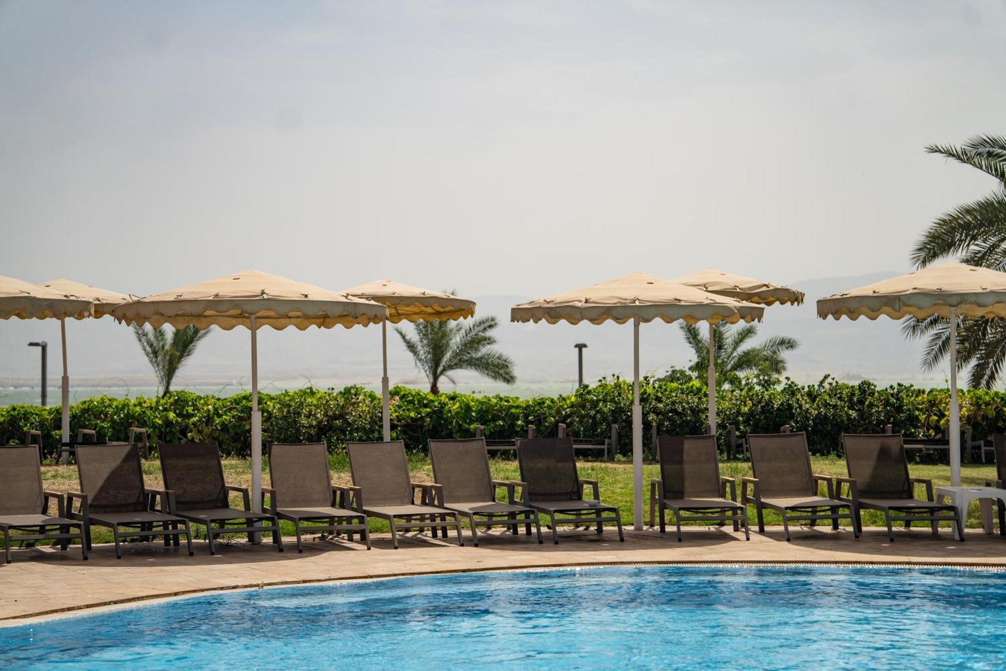 David Dead Sea Resort & Spa Én-Bokek Kültér fotó The pool at the Dead Sea