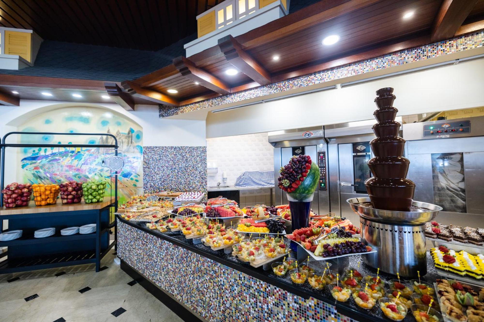 David Dead Sea Resort & Spa Én-Bokek Kültér fotó A chocolate fountain at a buffet